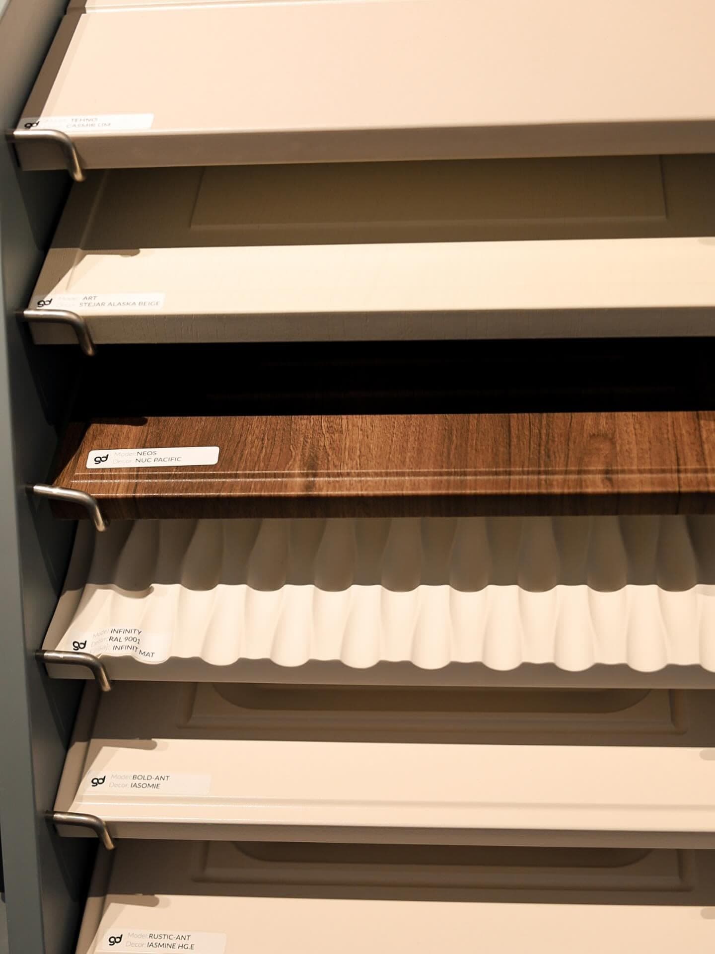 Fronten en houtstalen in eiken en walnoot in de showroom van Mebo